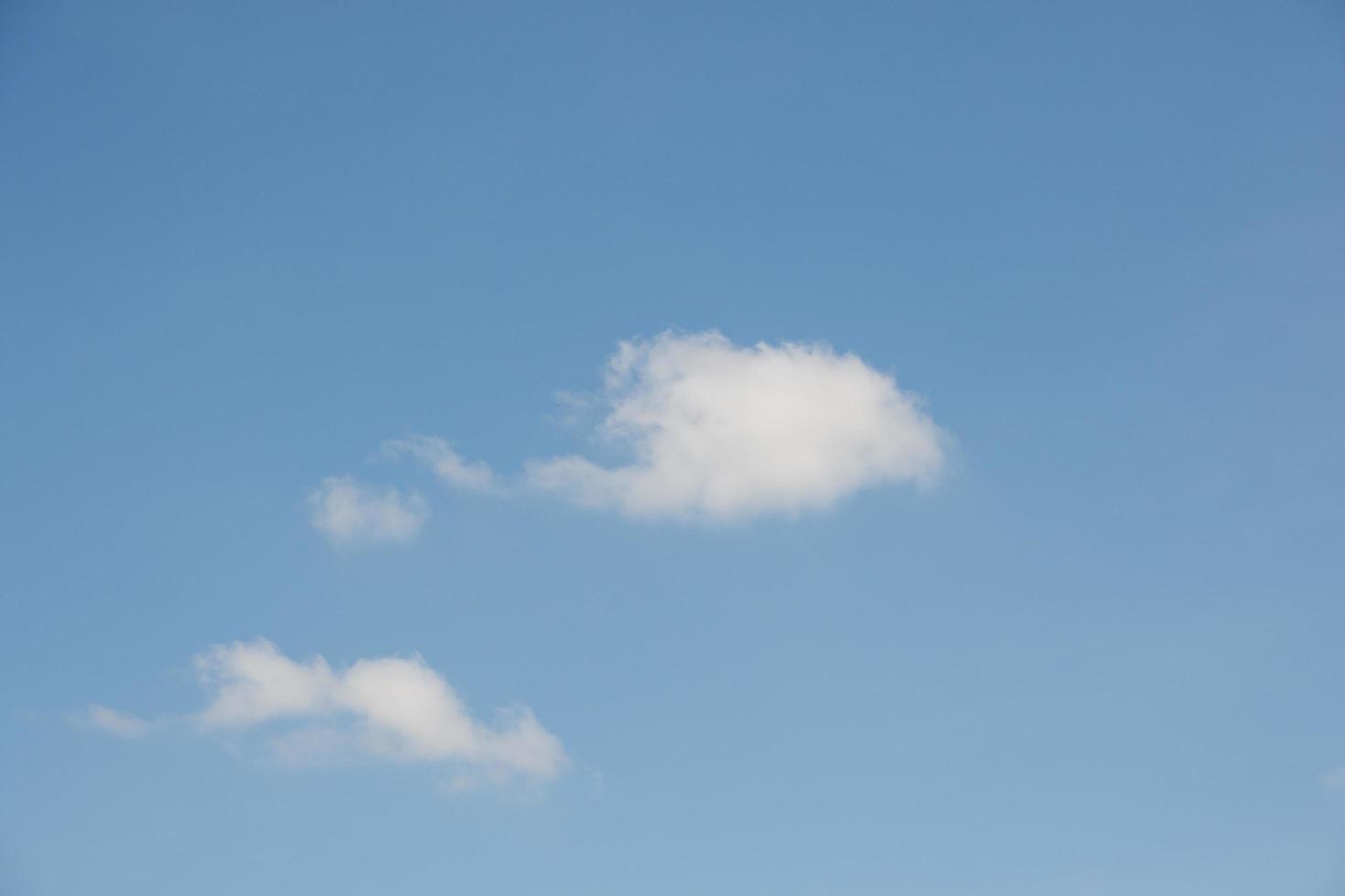 blauwe lucht met witte wolken foto