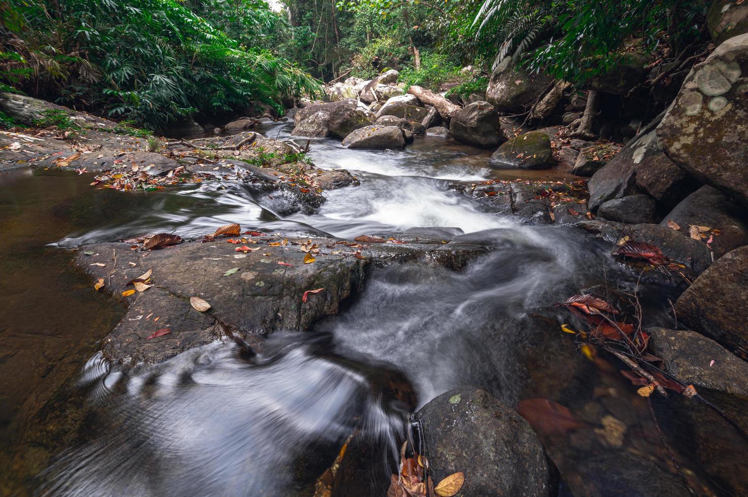 stroom in het Khao Chamao Waterfall National Park foto