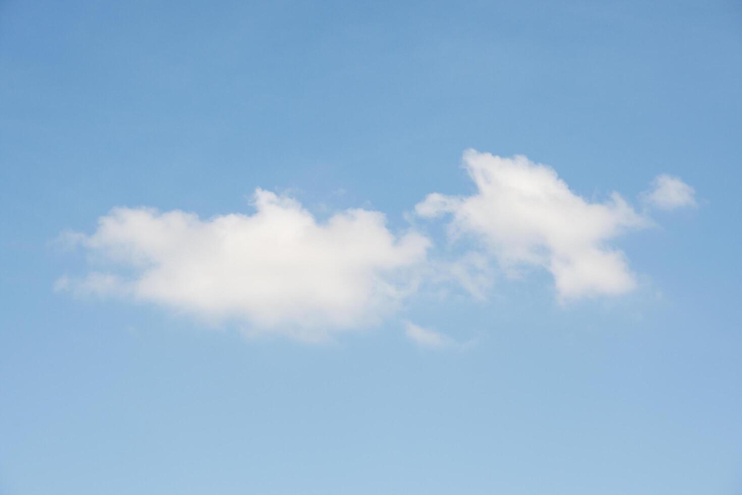 blauwe lucht met witte wolken foto