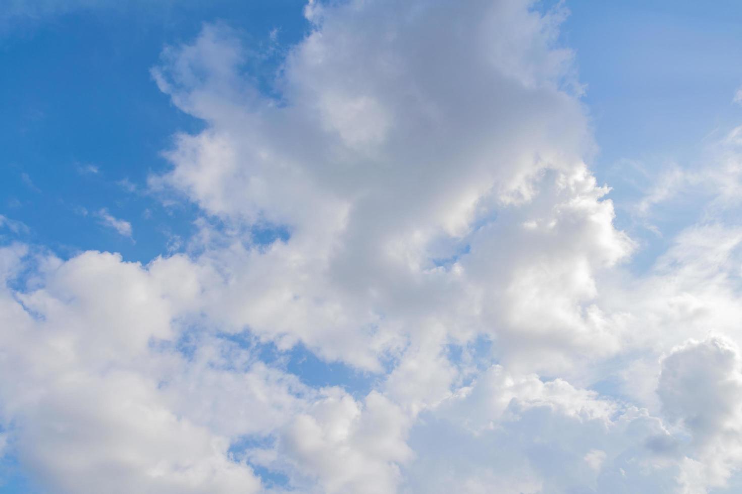 blauwe lucht met witte wolken foto