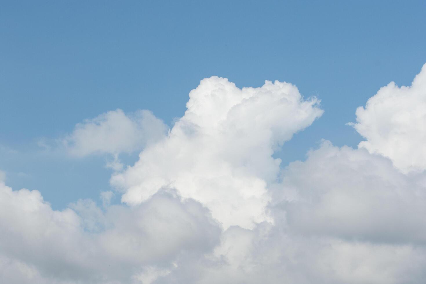 blauwe lucht met witte wolken foto