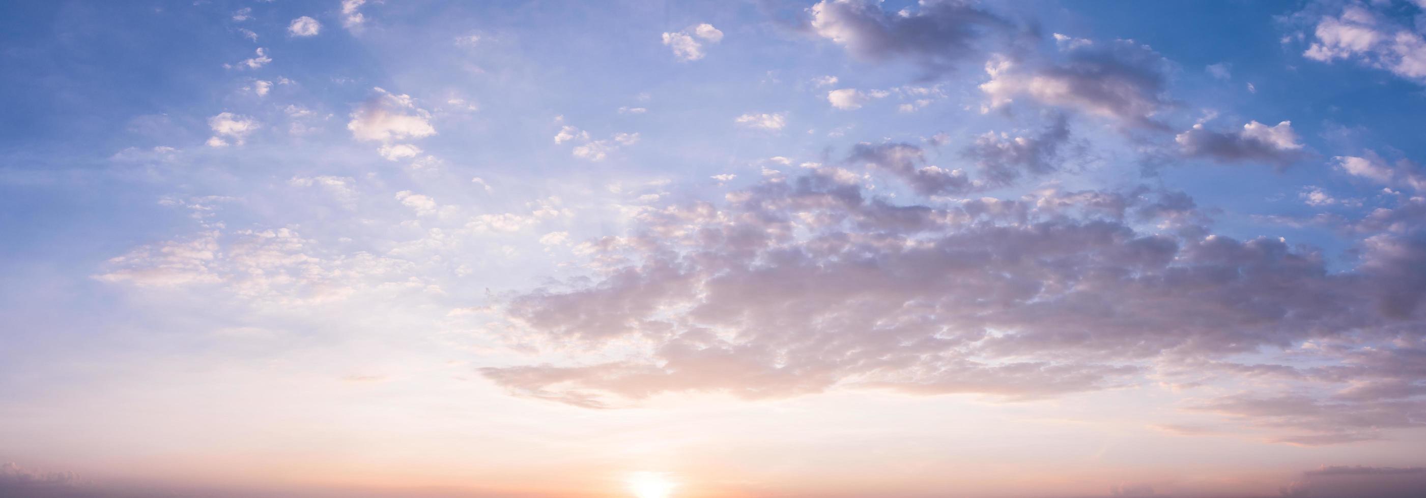 hemel en wolken bij zonsondergang foto