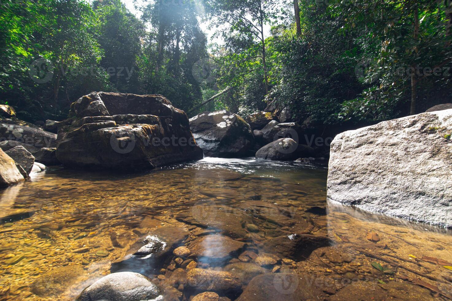 landschap in het Khao Chamao Waterfall National Park foto