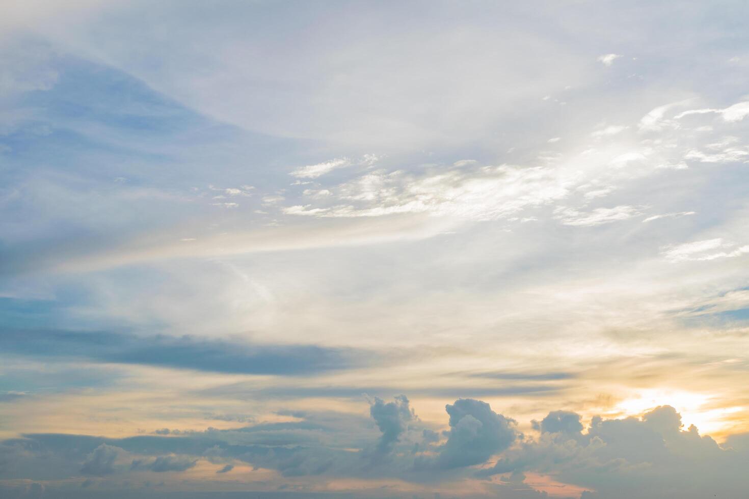 hemel en wolken bij zonsondergang foto