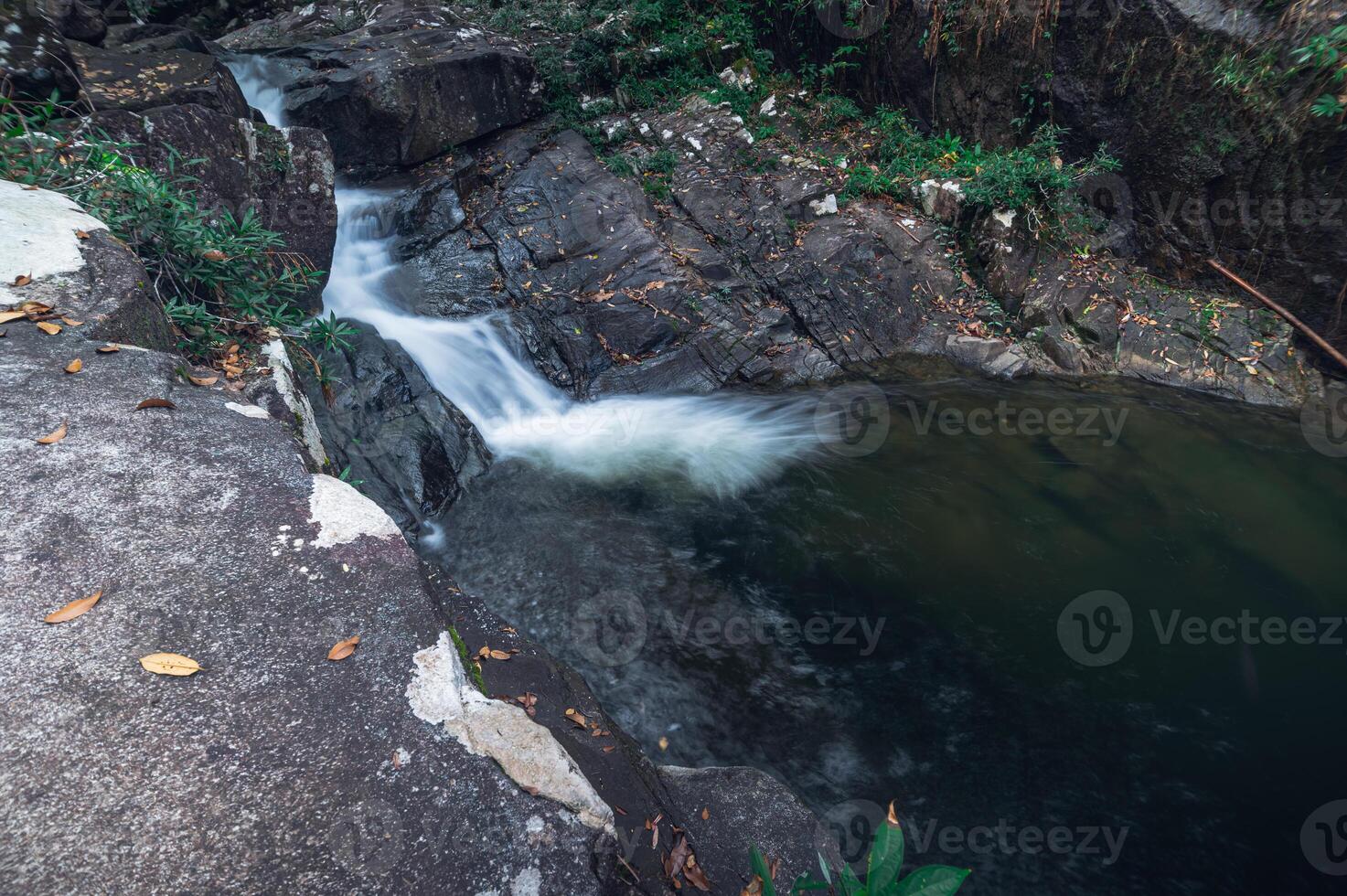 stroom in het Khao Chamao Waterfall National Park foto