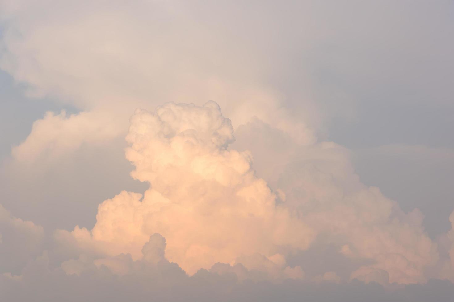 hemel en wolken bij zonsondergang foto