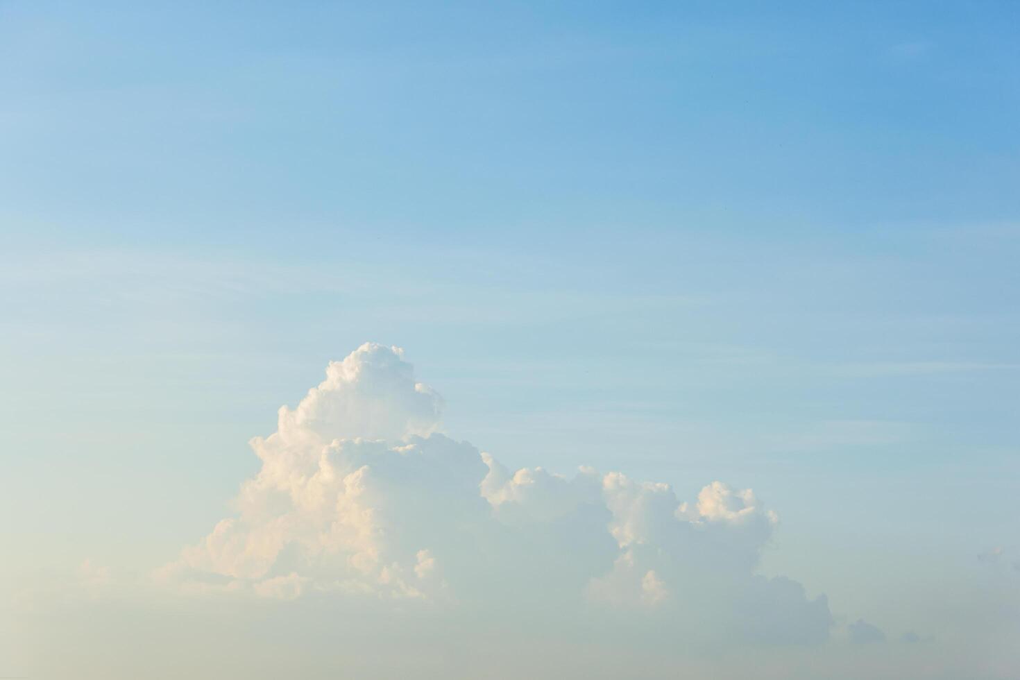 hemel en wolken bij zonsondergang foto