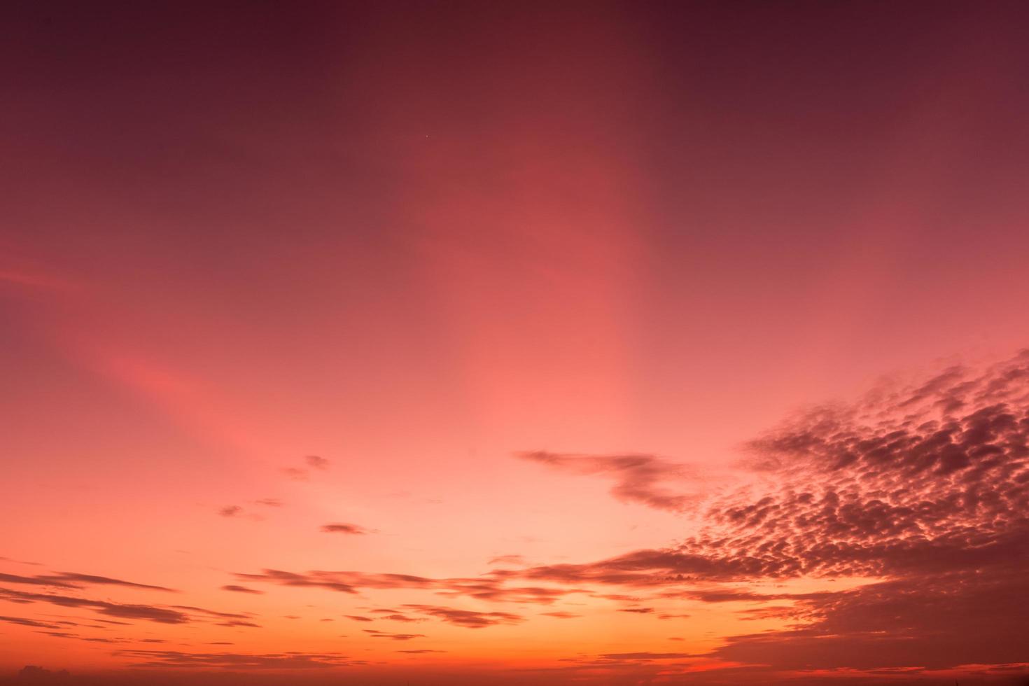 hemel en wolken bij zonsondergang foto