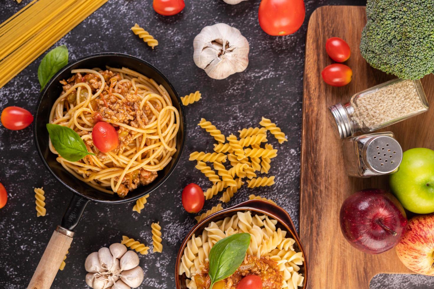 spaghettideegwaren met tomaat en basilicum foto