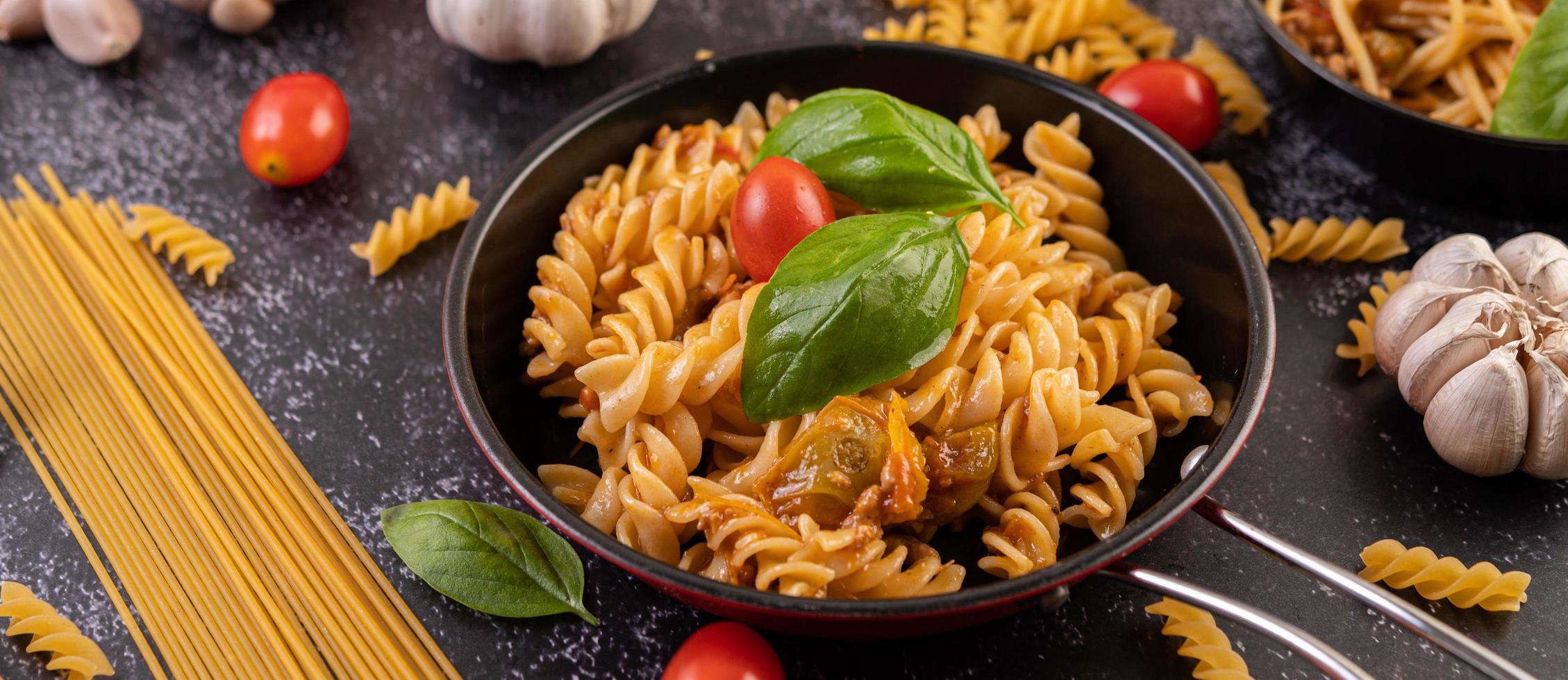 gebakken macaroni-pasta in de pan foto