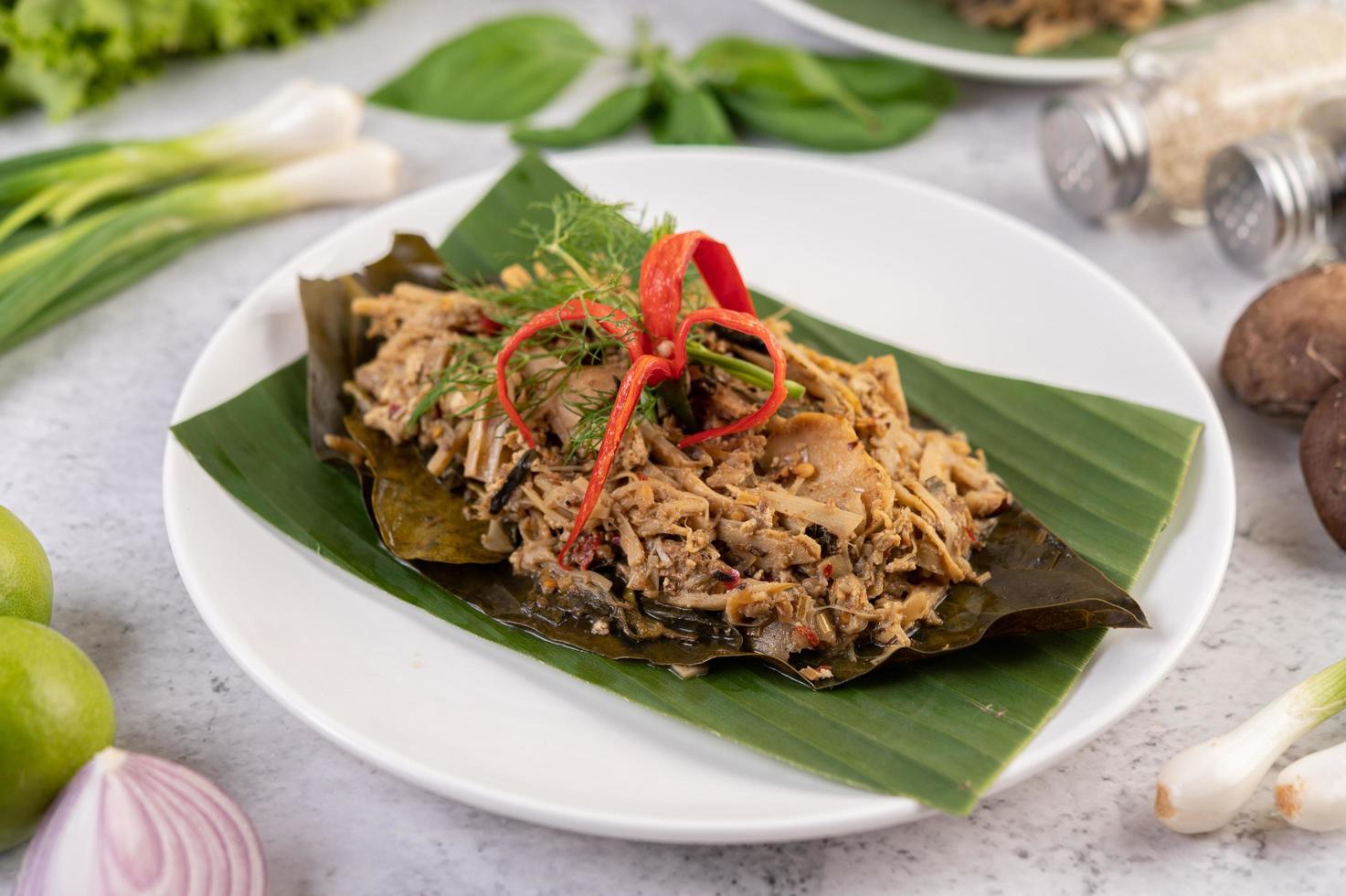 Thaise mok bamboescheuten op een bananenblad foto