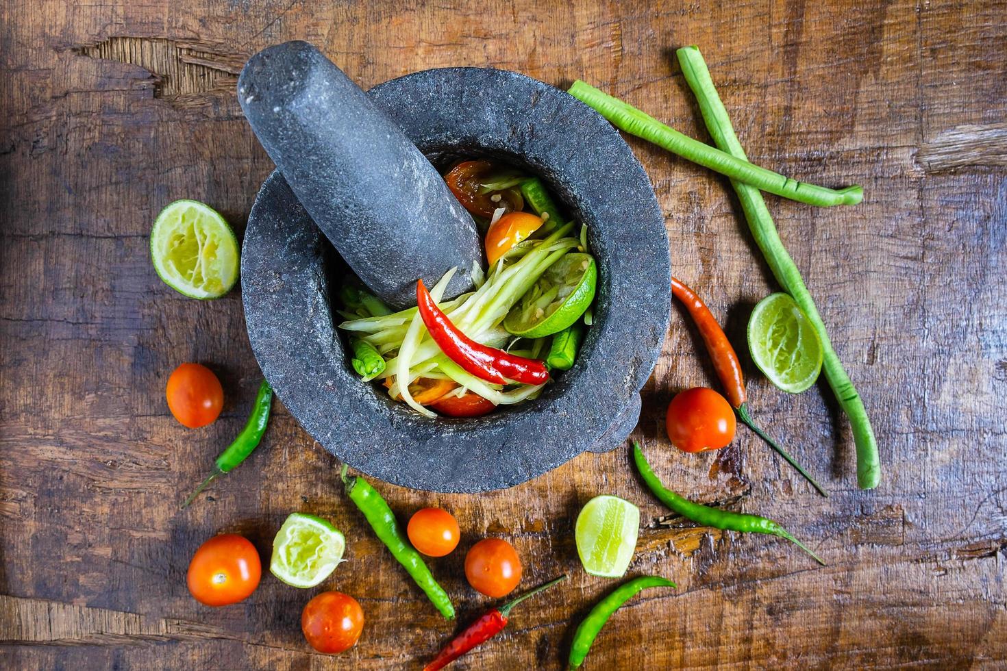 Thais eten, papajasalade en kruiden op een houten tafel koken foto