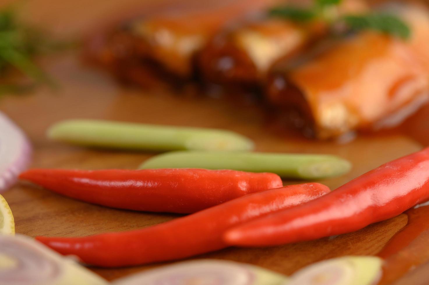 close-up van paprika's op een houten dienblad foto