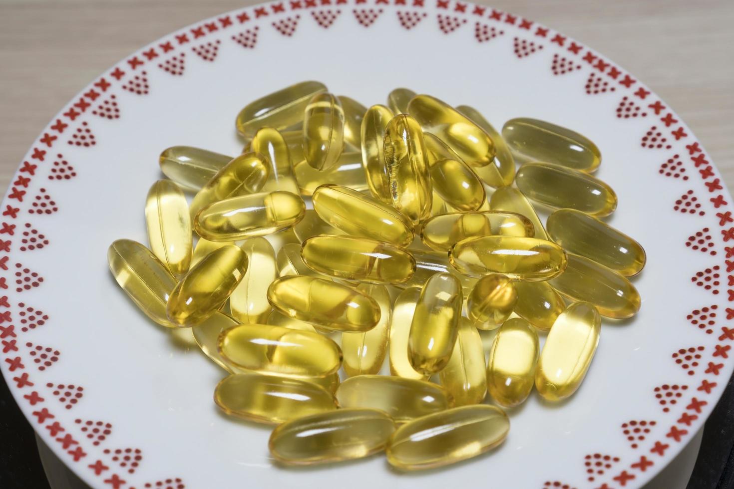 omega 3 gouden visoliecapsules in plaat foto