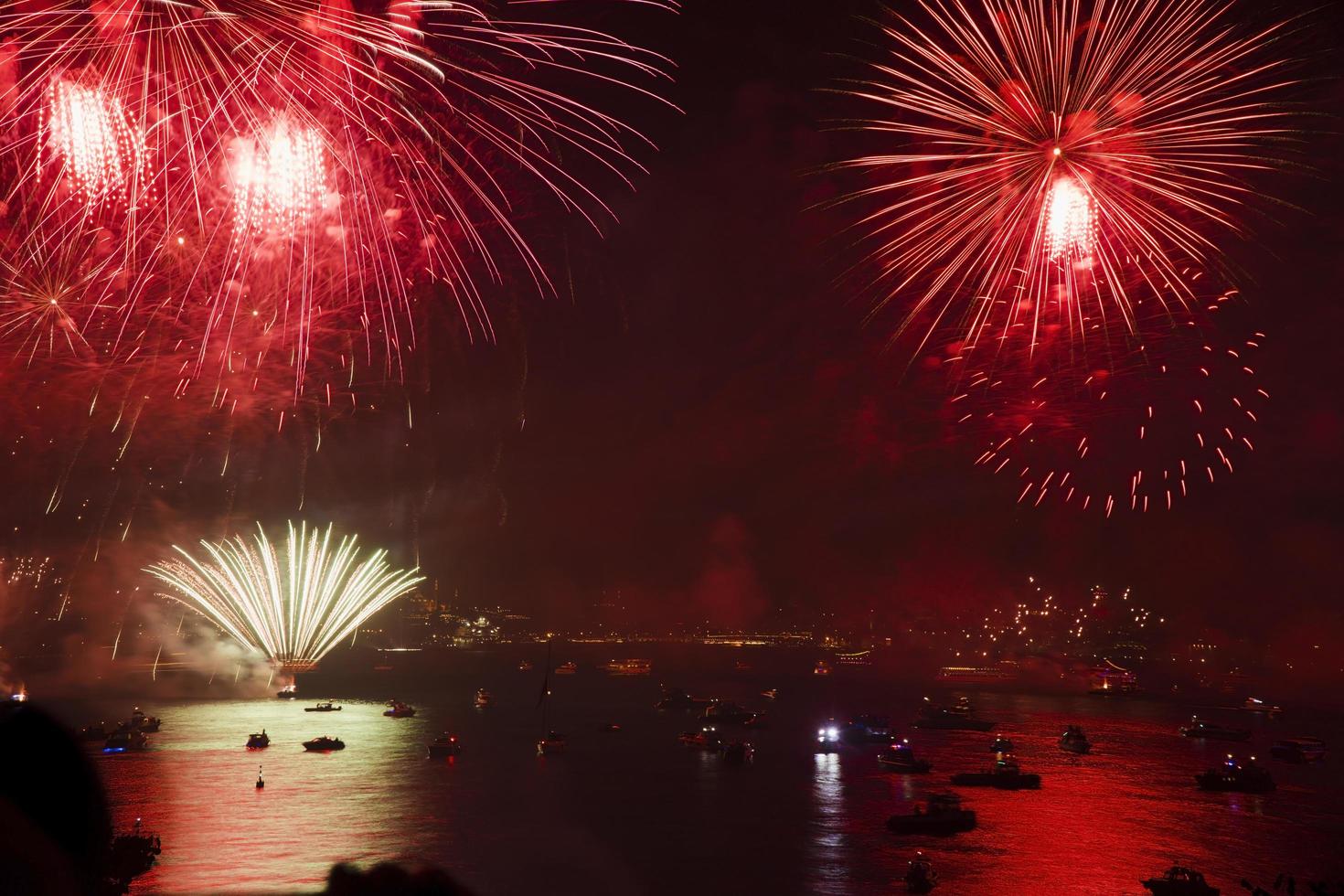 vuurwerk van de republiekdag bij de Bosporus van Istanbul foto