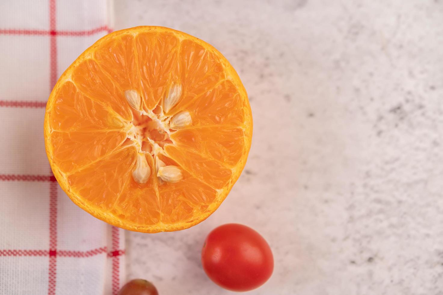 gesneden sinaasappel en kleine tomaten foto