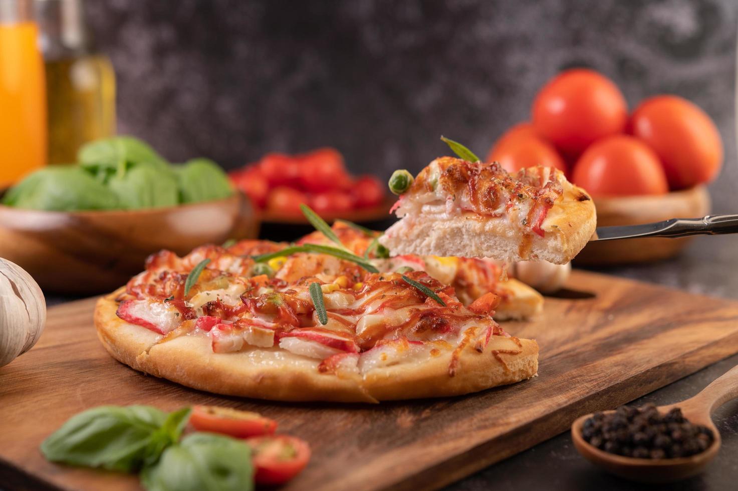 zelfgemaakte pizza met ingrediënten foto