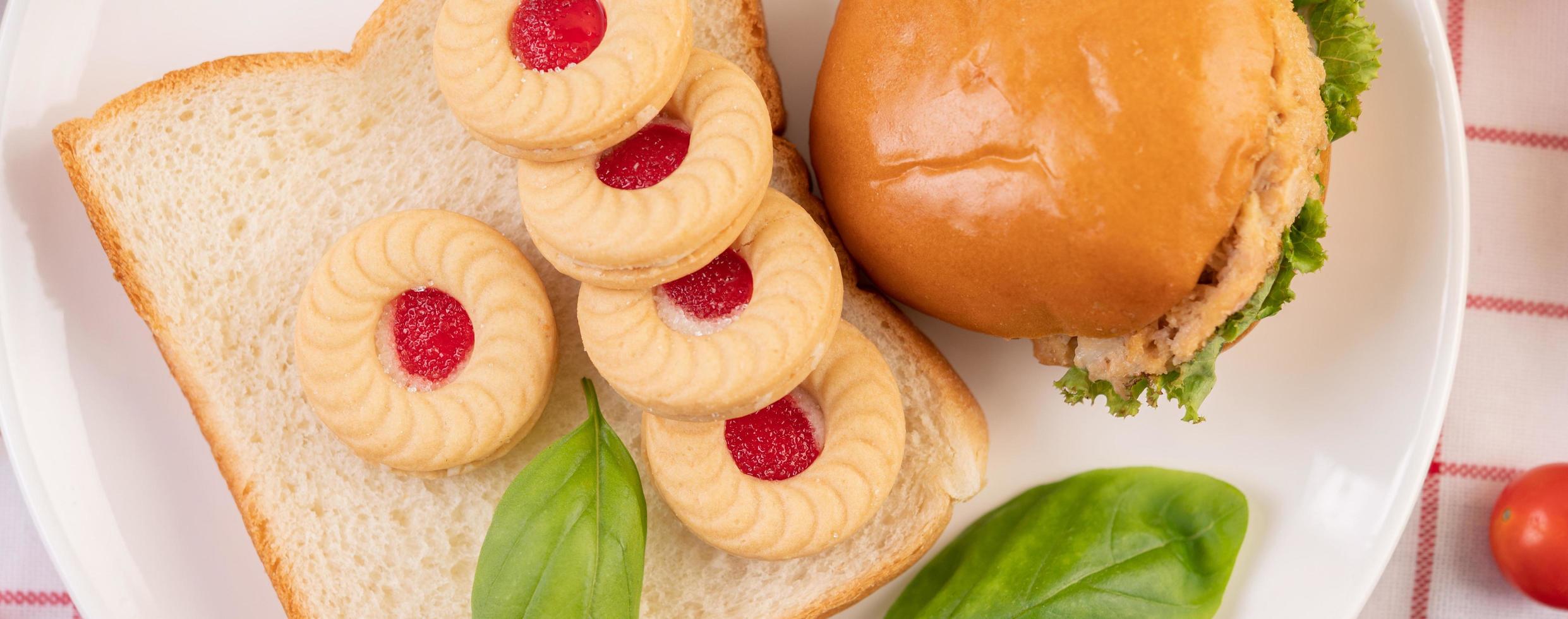 sneetjes brood met koekjes en groenten en een burger foto