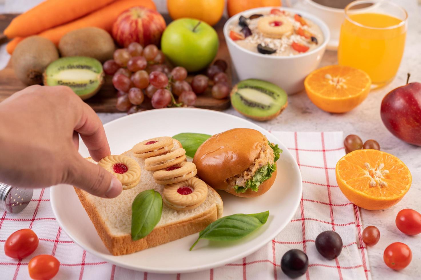 sneetjes brood met koekjes en groenten en een burger foto