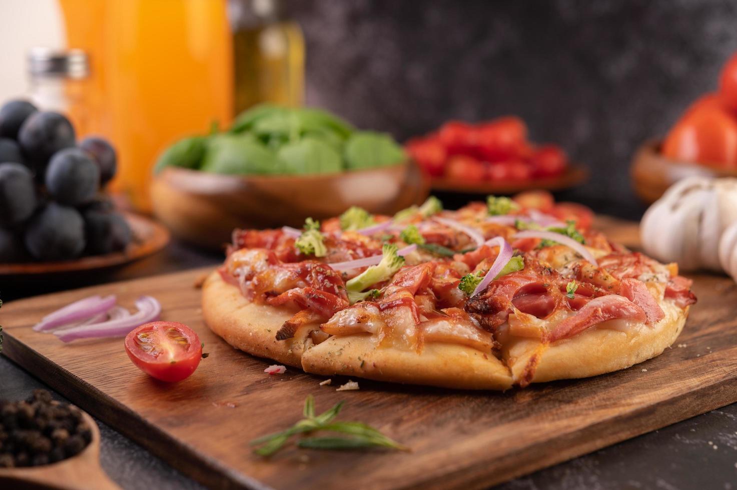 zelfgemaakte pizza met ingrediënten foto