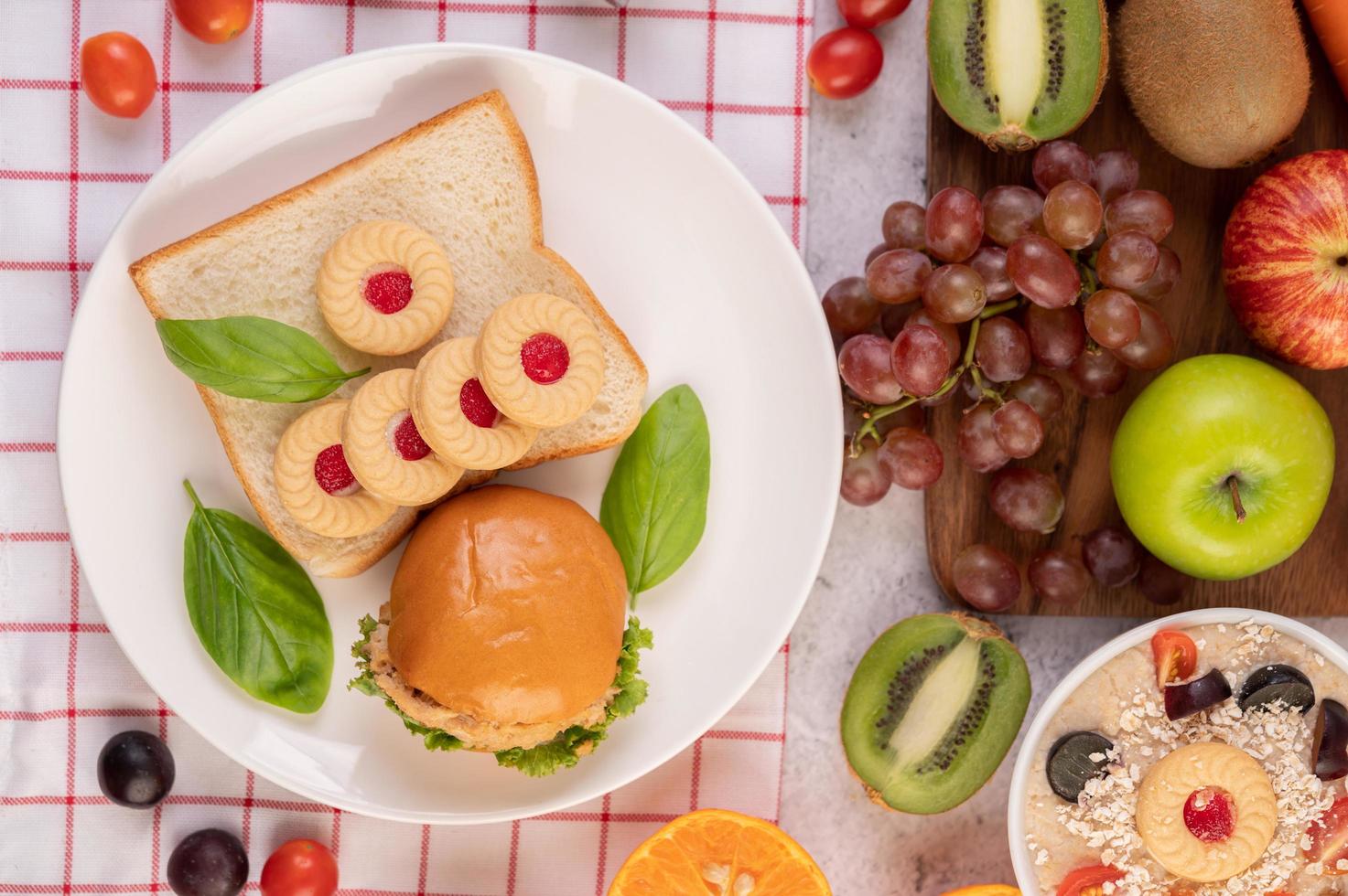 sneetjes brood met koekjes en groenten en een burger foto