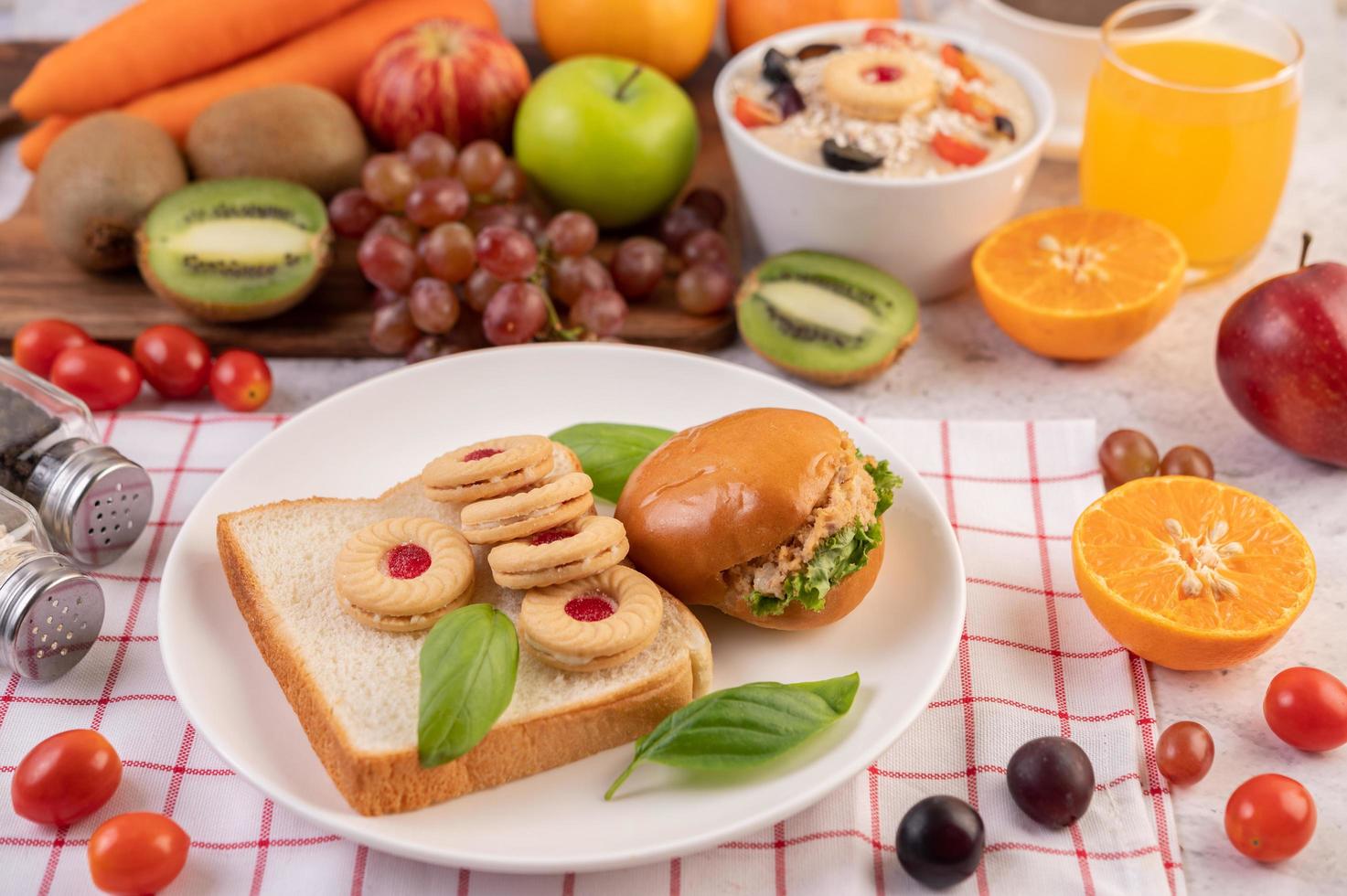 sneetjes brood met koekjes en groenten en een burger foto