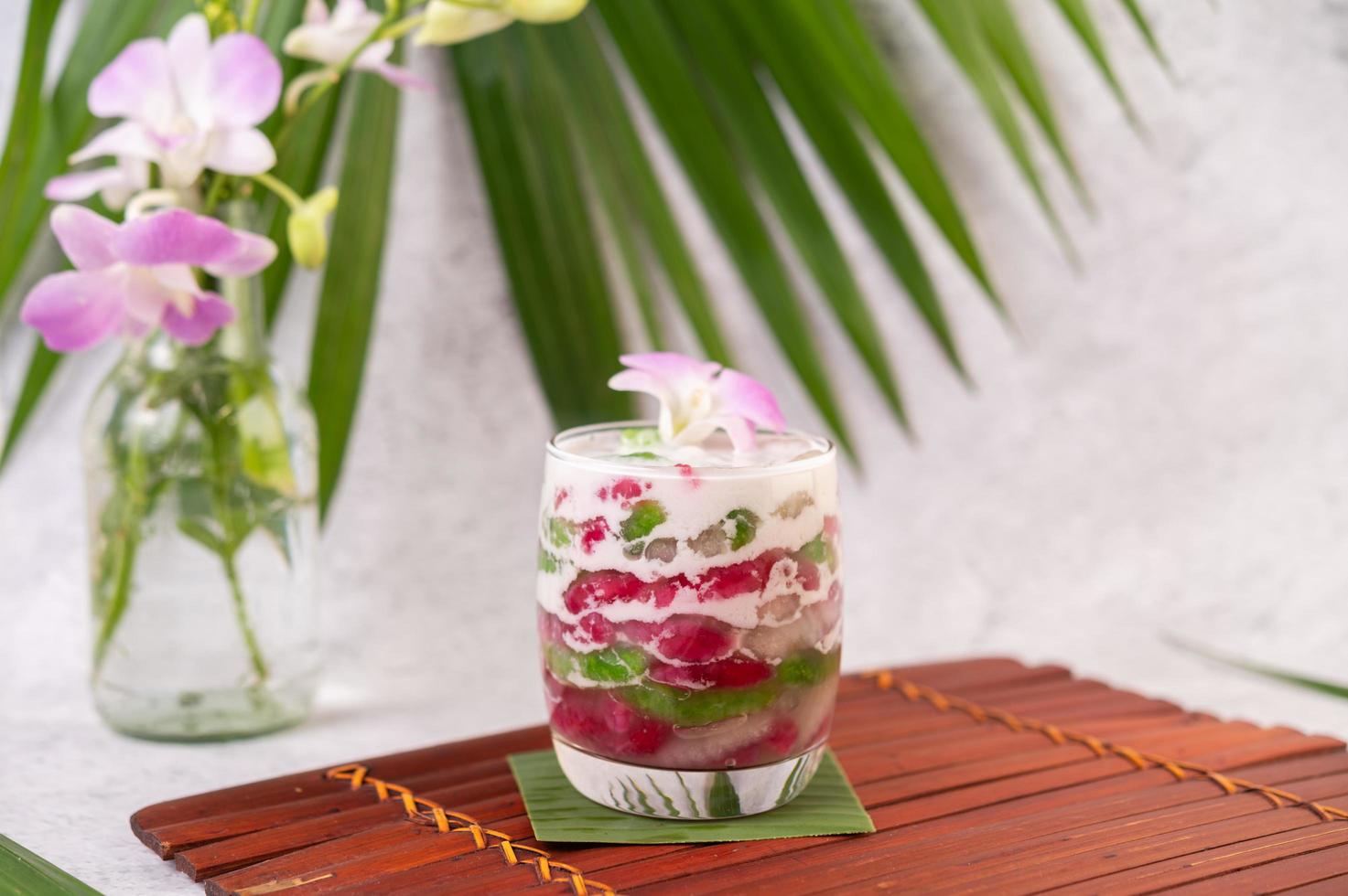 dessert in een glas op een bananenblad foto