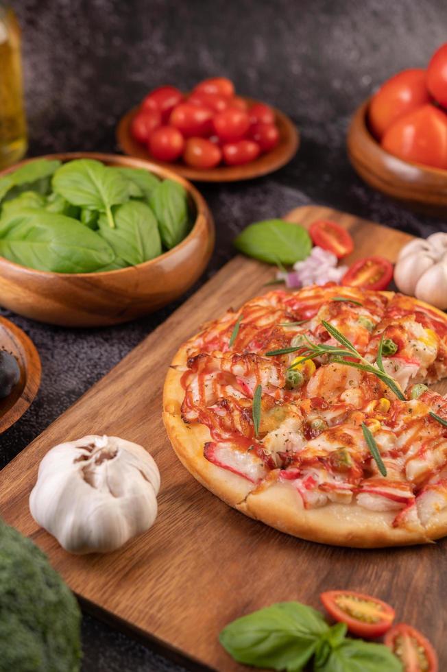 zelfgemaakte pizza met ingrediënten foto