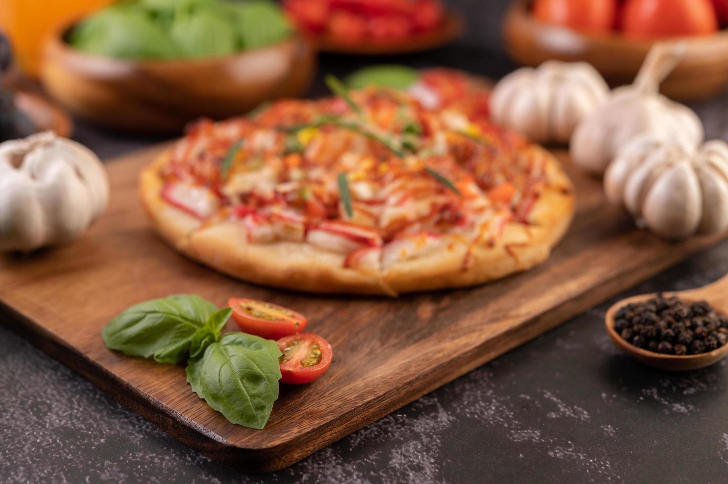 zelfgemaakte pizza met ingrediënten foto