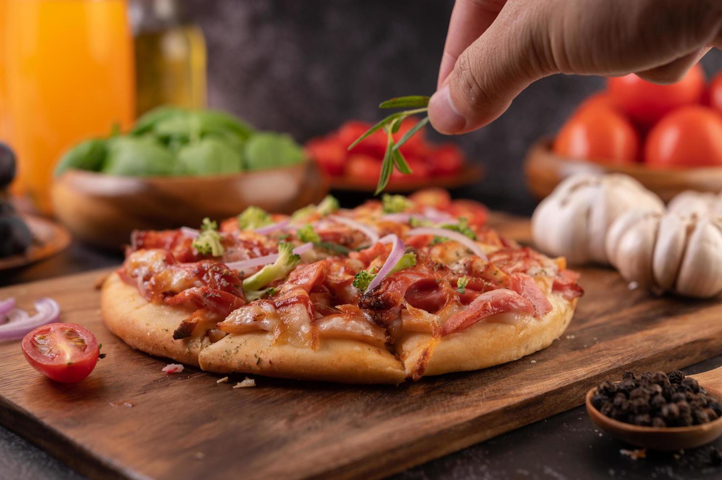 zelfgemaakte pizza met ingrediënten foto