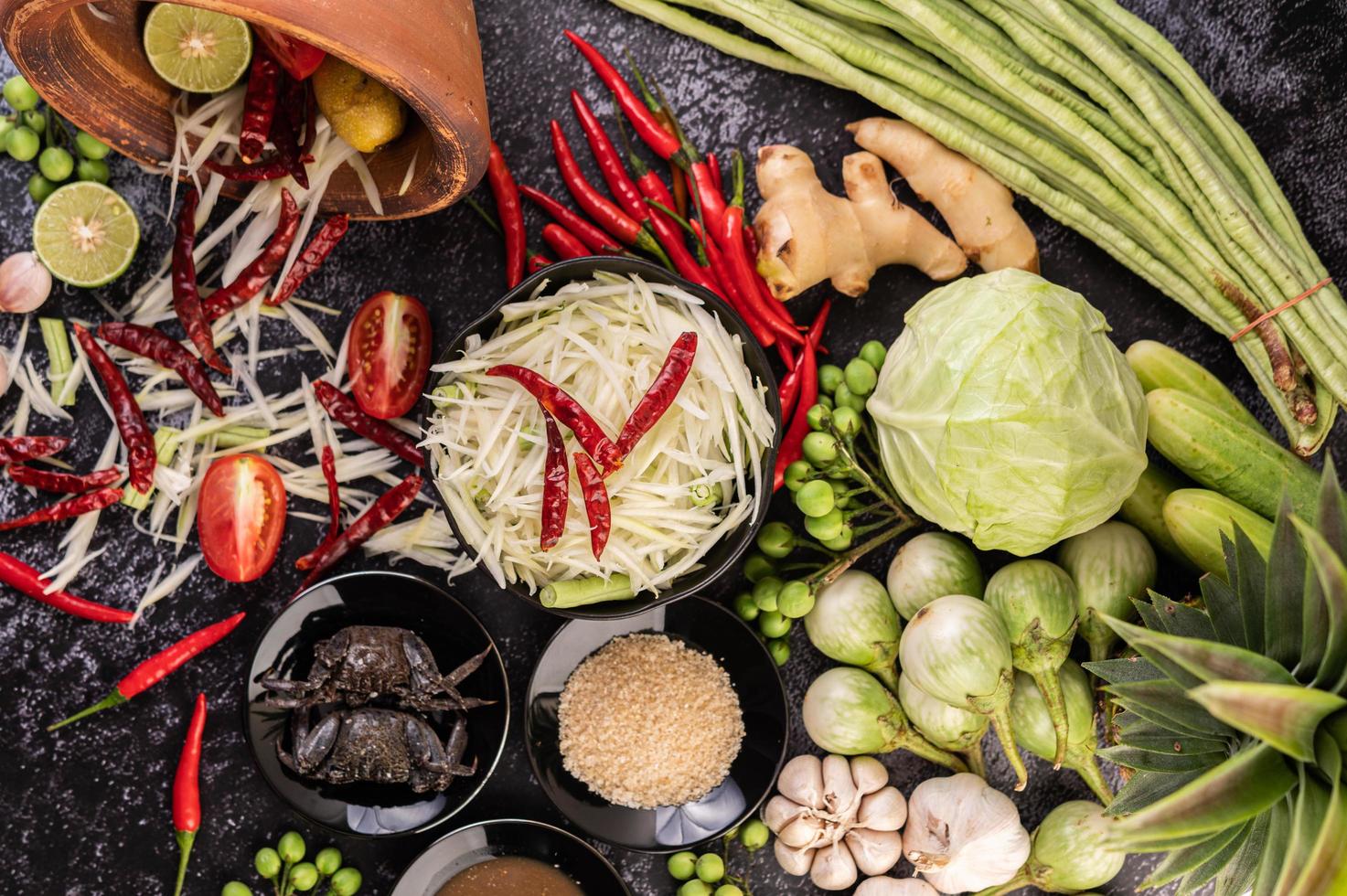 papajasalade ingrediënten met gefermenteerde vis foto