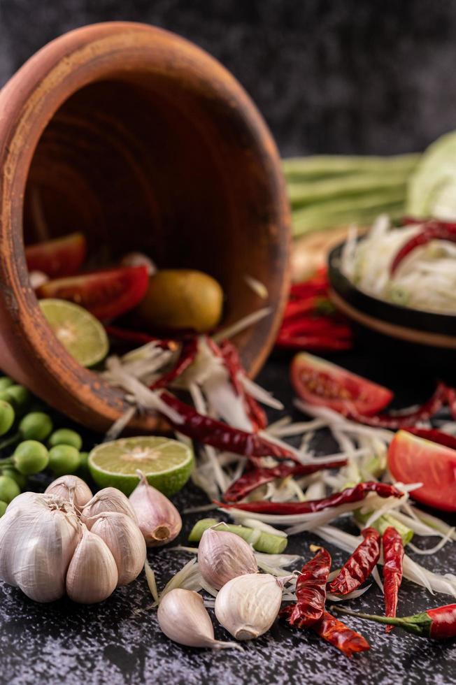 papajasalade ingrediënten met gefermenteerde vis foto