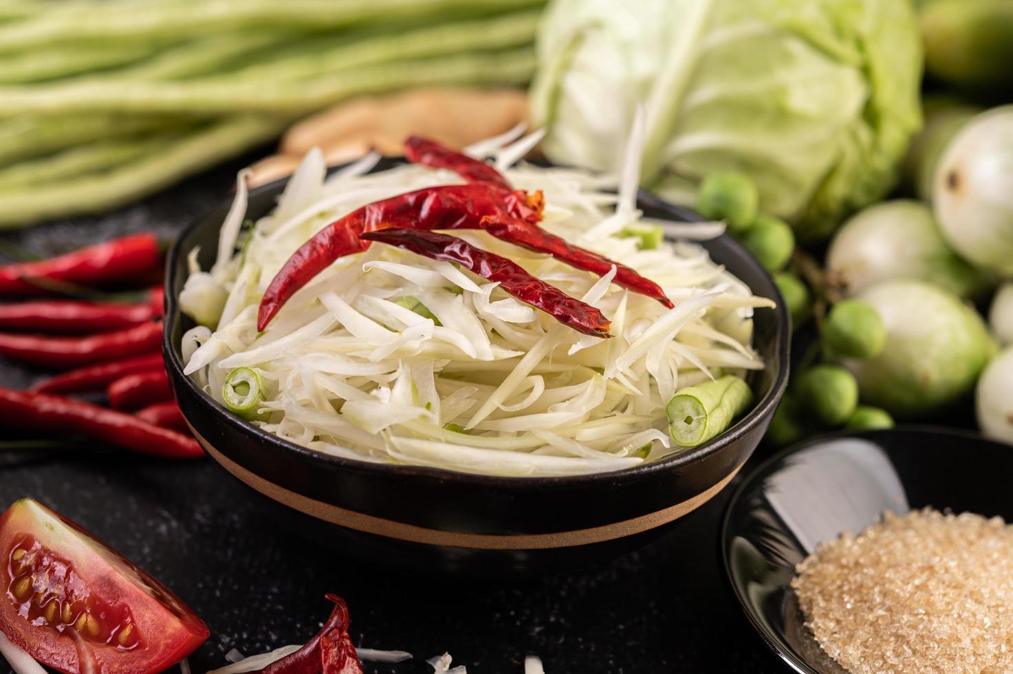 papajasalade ingrediënten met gefermenteerde vis foto