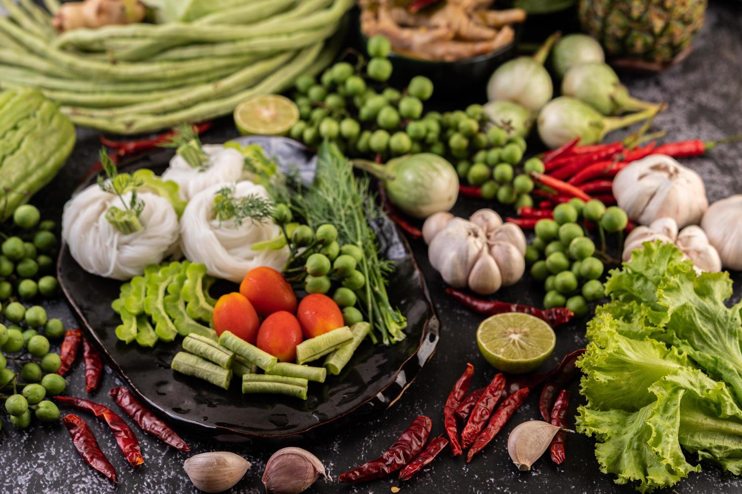 rijstnoedels met bonen, tomaten, meloen en pepers foto