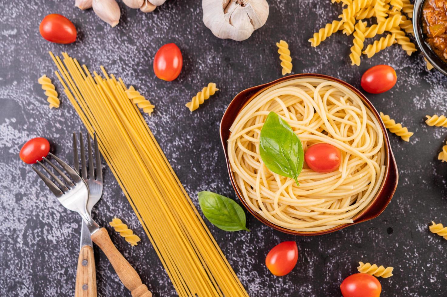 spaghetti met huisgemaakte saus foto