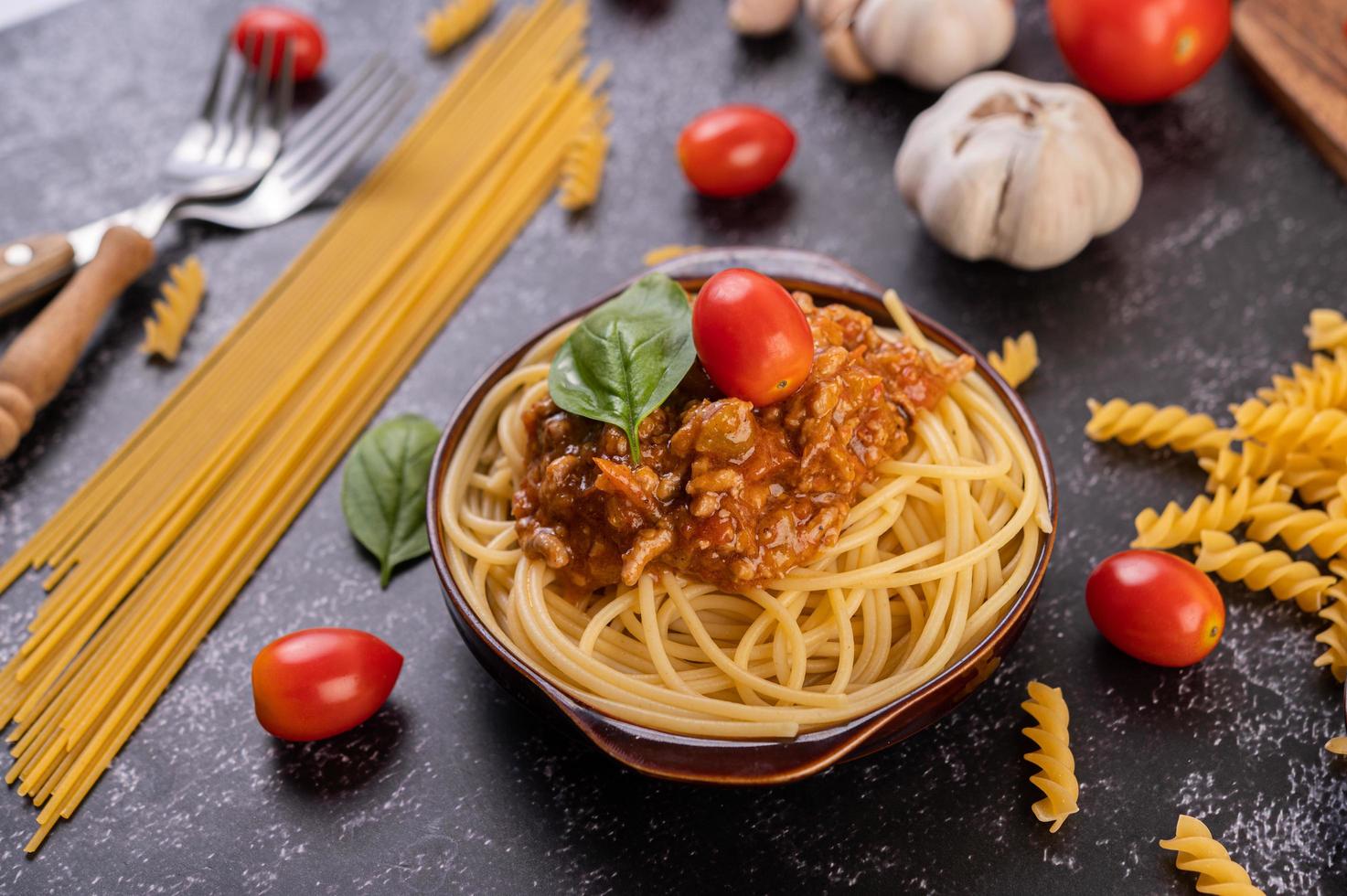 spaghetti met huisgemaakte saus foto