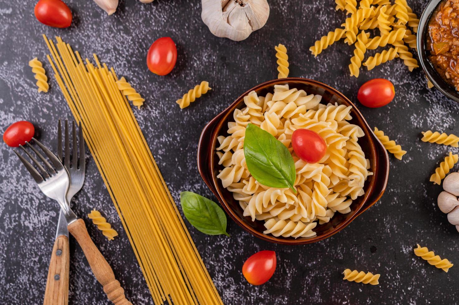 macaroni pasta met groenten foto