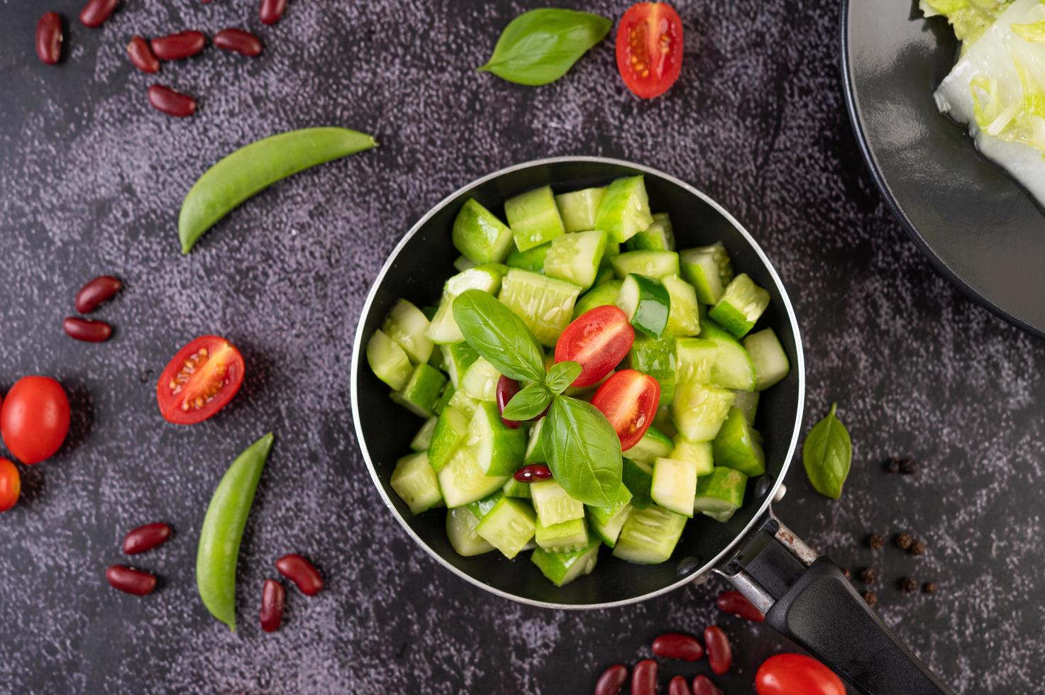 roergebakken komkommers met tomaten foto