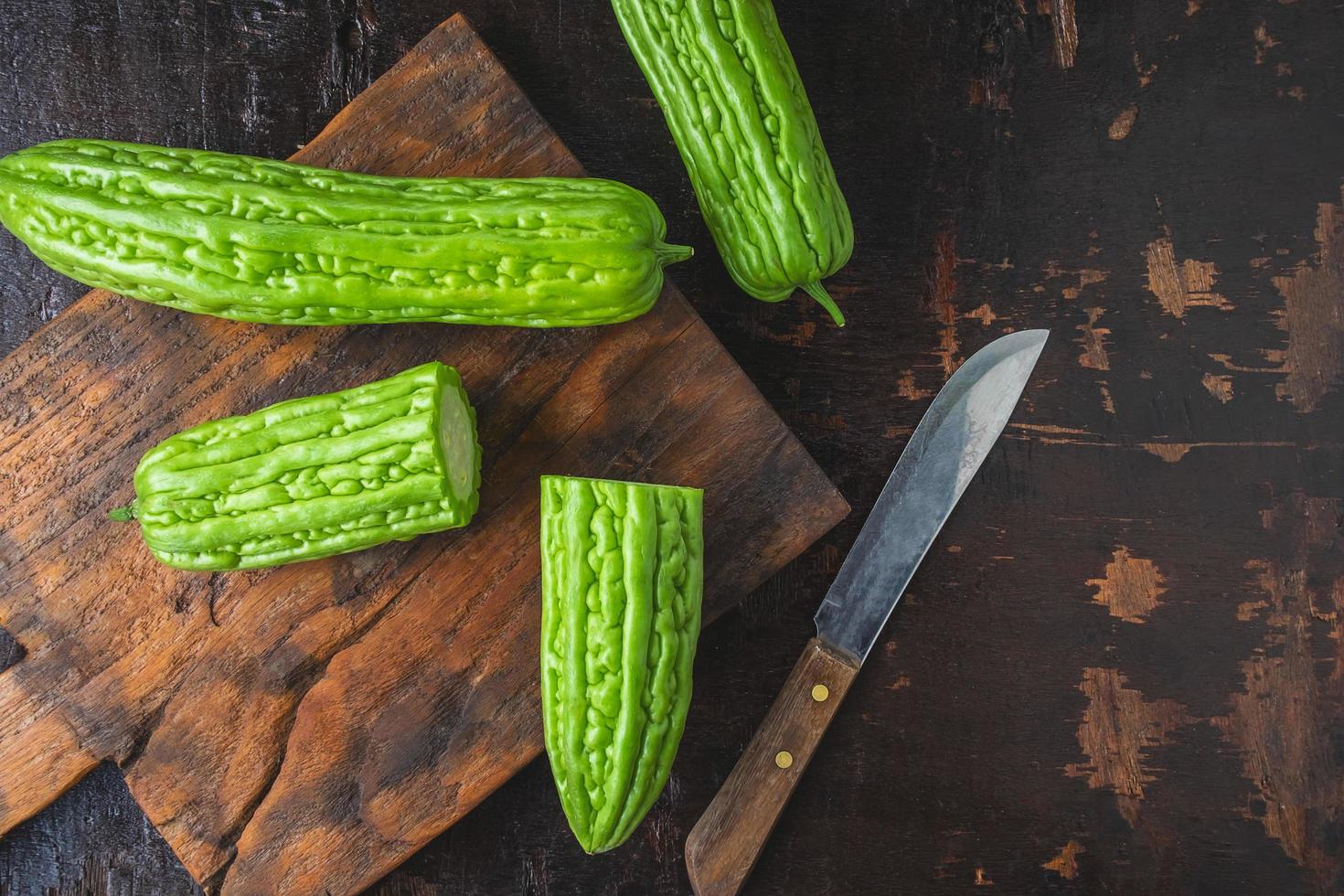 bovenaanzicht van groene kalebassen op een snijplank foto