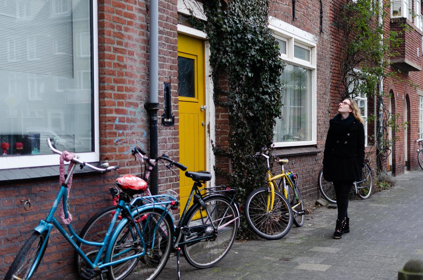 blonde toerist die door een nederlands stadje loopt foto