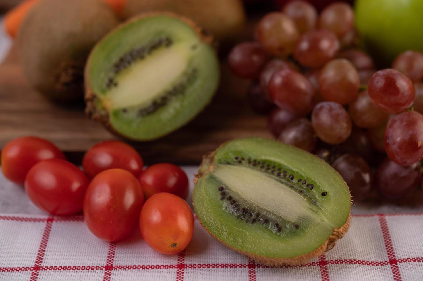 kiwi, druiven, appels, wortelen foto