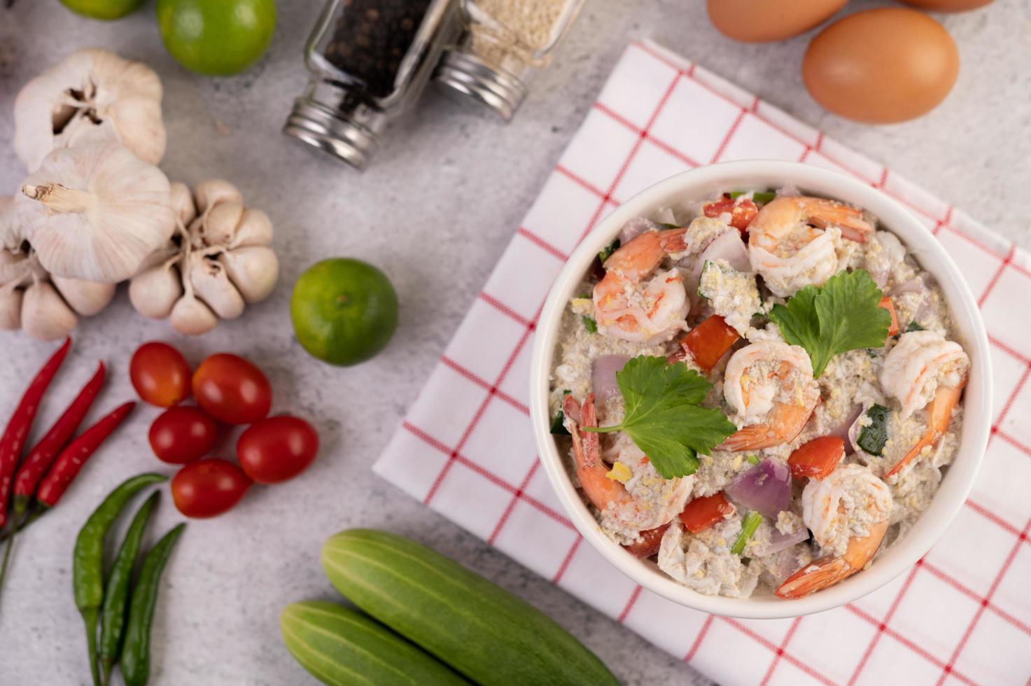 bovenaanzicht van garnalensalade met tomaten foto