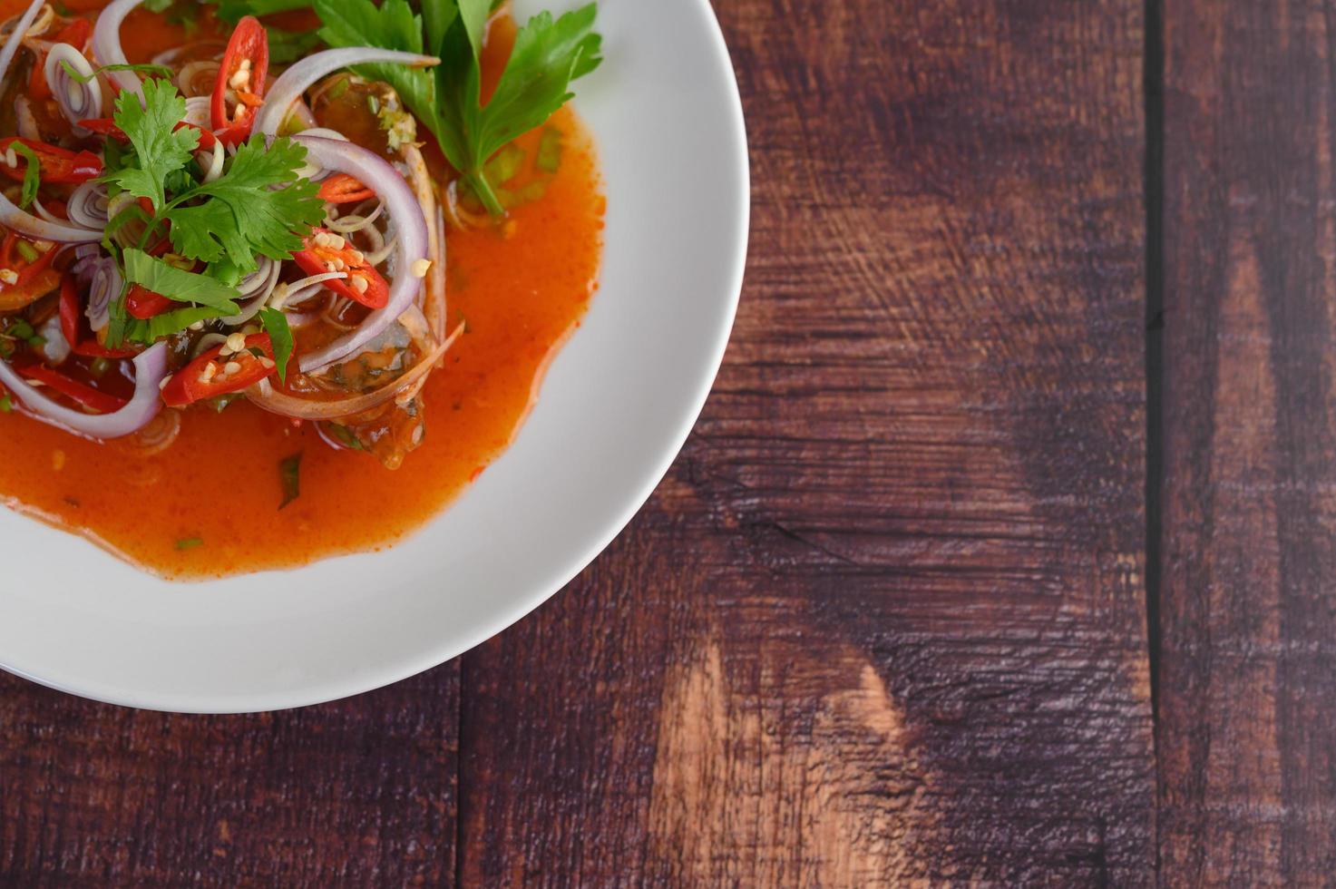 ingeblikte sardinesalade op houten tafel foto