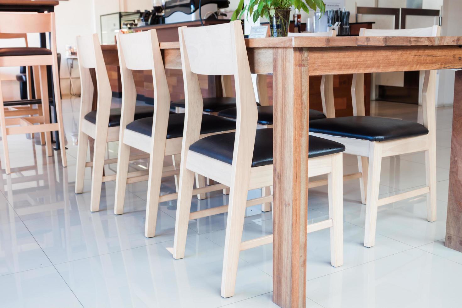 houten stoelen met tafel foto