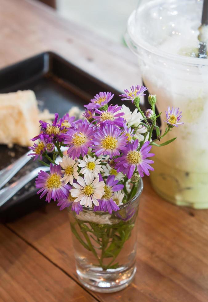 paarse bloemen in een vaas foto