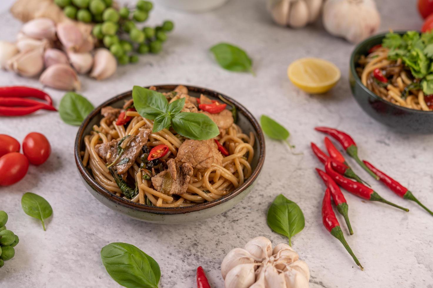 roerbak spaghetti en varkensvlees foto