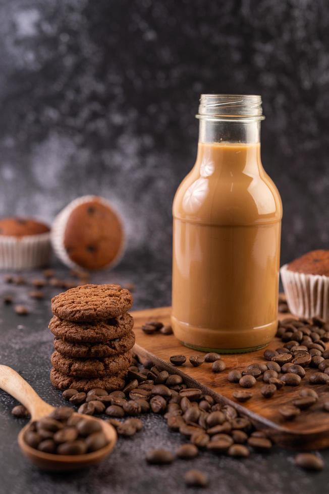 koekjes met koffiebonen en melk foto