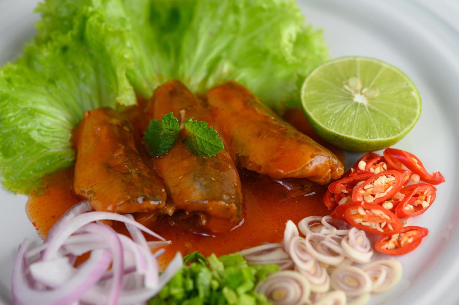 sardientjes met tomatensaus en kruiden foto