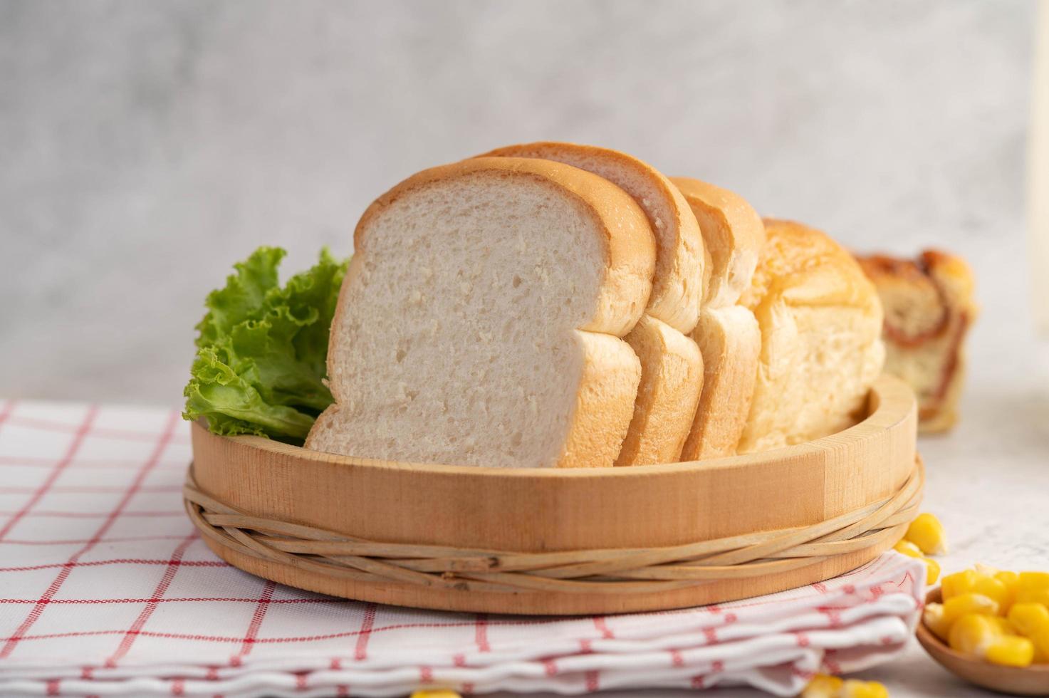 verschillende soorten brood uitgestald op een tafel foto