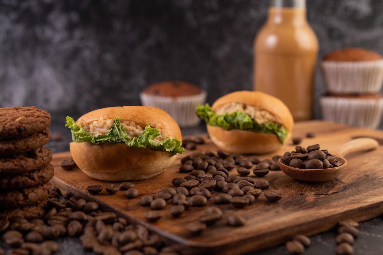 hamburgers met koffiebonen op een bruine houten plaat foto